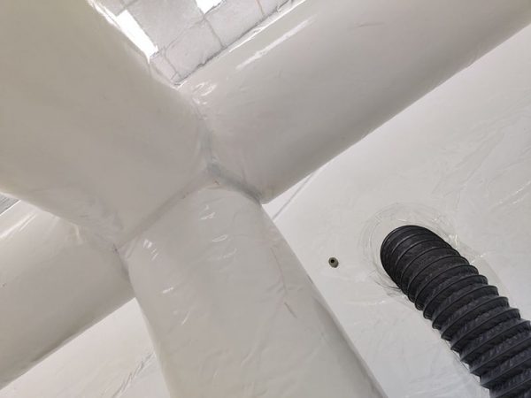 Heavy duty air poles means the chamber can even stand up to heavy winds in unsheltered outdoor environments